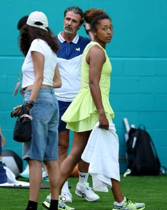 March 18, 2025, Miami Gardens, Florida, United States Of America: MIAMI GARDENS, FLORIDA - MARCH 18: is Naomi Osaka, Patrick Mouratoglou is seen on the warm up field on Day 1 of the Miami Open at Hard Rock Stadium on March 18, 2025 in Miami Gardens, Florida. ...People: Naomi Osaka, Patrick Mouratoglou Miami Gardens United States Of America - ZUMAs214 20250318_ada_s214_049 Copyright: xSMGx