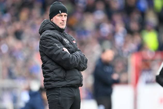 3. Liga - VfL Osnabrück - Arminia Bielefeld am 15.03.2025 an der Bremer Brücke in Osnabrück Trainer Marco Antwerpen (Osnabrueck) unzufrieden, enttäuscht, enttaeuscht, niedergeschlagen.