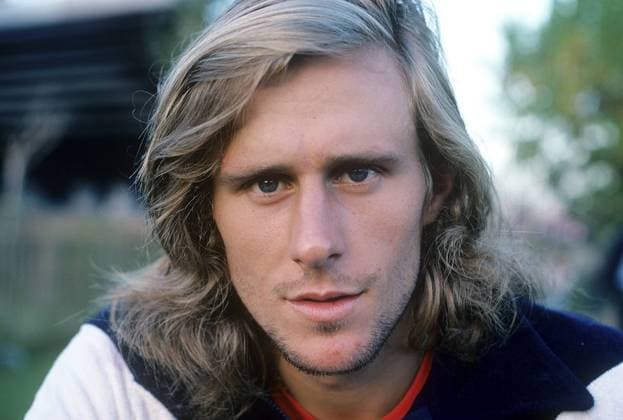 Björn Borg. Ehemaliger Tennisspieler Nr. 1 der Welt, geboren am 6. Juni 1956. Er war der erste Mann in der Open Ära, der 11 Grand Slam Titel im Einzel gewann, davon sechs bei den French Open und fünf in Folge in Wimbledon. 1977. Kristoffersson Bjorn Borg. Former world no 1 tennis player born june 6 1956. He became the first man in the Open era to win 11 Grand Slam singles titles with six at the French open and five consecutively wins at Wimbledon. 1977. Kristoffersson Copyright: imageBROKER Sjoberg ibljsj12883364.jpg Bitte beachten Sie die gesetzlichen Bestimmungen des deutschen Urheberrechtes hinsichtlich der Namensnennung des Fotografen im direkten Umfeld der Veröffentlichung Björn Borg. Ehemaliger Tennisspieler Nr. 1 der Welt, geboren am 6. Juni 1956. Er war der erste Mann in der Open Ära, der imago images 0807142217