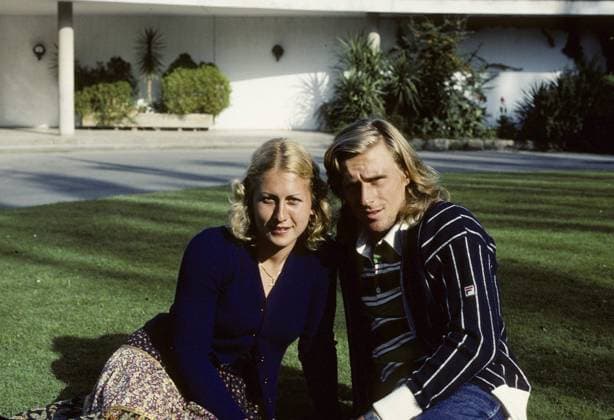 Björn Borg. Ehemaliger Tennisspieler Nr. 1 der Welt, geboren am 6. Juni 1956. Er war der erste Mann in der Open Ära, der 11 Grand Slam Titel im Einzel gewann, davon sechs bei den French Open und fünf in Folge in Wimbledon. Hier mit seiner Frau Mariana Simionescu. Geboren 1956. Rumänische Tennisspielerin, die von 1980 1984 mit Borg verheiratet war. 1977. Kristoffersson Bjorn Borg. Former world no 1 tennis player born june 6 1956. He became the first man in the Open era to win 11 Grand Slam singles titles with six at the French open and five consecutively wins at Wimbledon. Here with his wife Mariana Simionescu. Born 1956. Romanian tennis player who was married to Borg between the years 1980-1984. 1977. Kristoffersson Copyright: imageBROKER Sjoberg ibljsj12883297.jpg Bitte beachten Sie die gesetzlichen Bestimmungen des deutschen Urheberrechtes hinsichtlich der Namensnennung des Fotografen im direkten Umfeld der Veröffentlichung Björn Borg. Ehemaliger Tennisspieler Nr. 1 der Welt, geboren am 6. Juni 1956. Er war der erste Mann in der Open Ära, der imago images 0807142727