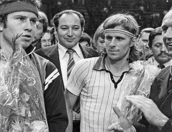Björn Borg. Ehemaliger Tennisspieler Nr. 1 der Welt, geboren am 6. Juni 1956. Er war der erste Mann in der Open Ära, der 11 Grand Slam Titel im Einzel gewann, davon sechs bei den French Open und fünf in Folge in Wimbledon. 1979. Auf dem Bild mit seinem Gegner John McEnroe Bjorn Borg. Former world no 1 tennis player born june 6 1956. He became the first man in the Open era to win 11 Grand Slam singles titles with six at the French open and five consecutively wins at Wimbledon. 1979. Pictured with his oponent John McEnroe Copyright: imageBROKER Sjoberg ibljsj12883371.jpg Bitte beachten Sie die gesetzlichen Bestimmungen des deutschen Urheberrechtes hinsichtlich der Namensnennung des Fotografen im direkten Umfeld der Veröffentlichung Björn Borg. Ehemaliger Tennisspieler Nr. 1 der Welt, geboren am 6. Juni 1956. Er war der erste Mann in der Open Ära, der imago images 0807147044