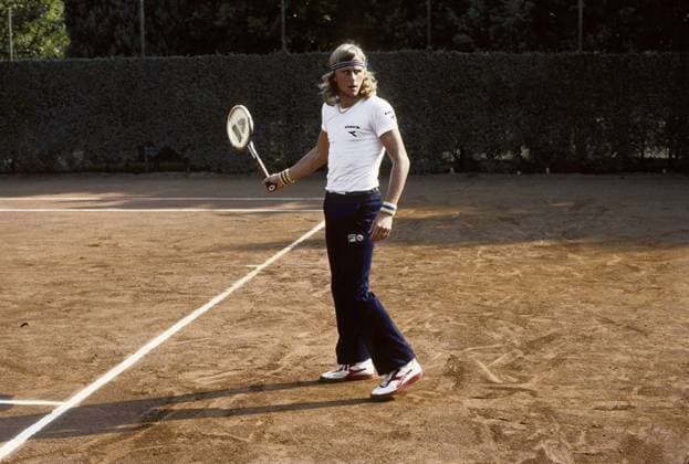 Björn Borg. Ehemaliger Tennisspieler Nr. 1 der Welt, geboren am 6. Juni 1956. Er war der erste Mann in der Open Ära, der 11 Grand Slam Titel im Einzel gewann, davon sechs bei den French Open und fünf in Folge in Wimbledon. 1977. Kristoffersson Bjorn Borg. Former world no 1 tennis player born june 6 1956. He became the first man in the Open era to win 11 Grand Slam singles titles with six at the French open and five consecutively wins at Wimbledon. 1977. Kristoffersson Copyright: imageBROKER Sjoberg ibljsj12883286.jpg Bitte beachten Sie die gesetzlichen Bestimmungen des deutschen Urheberrechtes hinsichtlich der Namensnennung des Fotografen im direkten Umfeld der Veröffentlichung Björn Borg. Ehemaliger Tennisspieler Nr. 1 der Welt, geboren am 6. Juni 1956. Er war der erste Mann in der Open Ära, der imago images 0807148066
