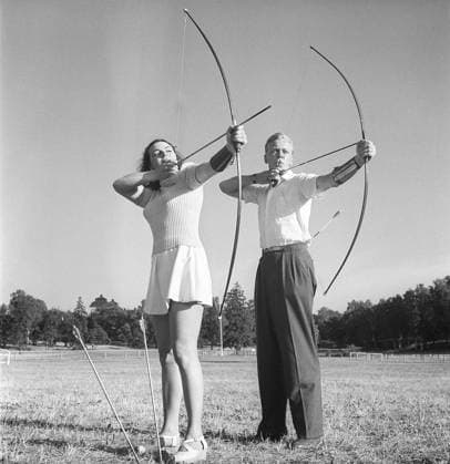 Archivbilder der Woche SPORT KW12 Die Schauspielerin Mimi Nelson wurde am 25. Oktober 1918 in Bergunda, Kreis Kronoberg, geboren. Sie gab ihr Filmdebüt 1943 und wirkte in mehr als 40 Film und Fernsehproduktionen mit. In den 1940er Jahren u. a. in Stiliga Augusta, Hotel Kakbrinken, Flickan fran tredre raden und Thirst. Mimi steht neben dem neuen schwedischen Weltmeister im Bogenschießen Hans Deutgen. Der Ort ist das Tennisstadion in Stockholm Eine komplette Bogenschießausrüstung kostete zu dieser Zeit 1947 etwa 100 SEK. Ein neuer Pfeil 5 7 SEK. Der Bogen hält garantiert 200.000 Schuss. Mimi Nelson war von 1950 bis zu seinem tragischen Tod bei einem Verkehrsunfall im Jahr 1965 mit dem Schauspieler Nils Kihlberg verheiratet. Sie starb 1999 im Alter von 80 Jahren. Kristofferss Copyright: imageBROKER Sjoberg ibljsj12885263.jpg Bitte beachten Sie die gesetzlichen Bestimmungen des deutschen Urheberrechtes hinsichtlich der Namensnennung des Fotografen im direkten Umfeld der Veröffentlichung Die Schauspielerin Mimi Nelson wurde am 25. Oktober 1918 in Bergunda, Kreis Kronoberg, geboren. Sie gab ihr Filmdebüt 19 imago images 0807183066