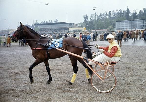 Archivbilder der Woche SPORT KW12 Olle Elfstrand. Schwedischer Trabrenntrainer und Jockey. Im Laufe seiner Karriere hat er das Kunststück vollbracht, als Jockey über 2000 Rennen zu gewinnen. Hier im Sulky mit dem Trabrennpferd Lyon, das er die meiste Zeit seiner Rennkarriere trainierte. Lyon wurde dreimal zum Pferd des Jahres gewählt und war das erste in Schweden geborene Trabrennpferd, das ein Preisgeld von einer Million schwedischer Kronen erreichte. 1972 ref BV9 Olle Elfstrand. Swedish trotting trainer and jockey. During his career he has managed the feat of winning over 2000 races as a jockey. Here in the sulky with the trotting horse Lyon that he trained for most of his racing career. Lyon was selected as Horse of the Year three times and became the first Swedish-b Copyright: imageBROKER Sjoberg ibljsj12887484.jpg Bitte beachten Sie die gesetzlichen Bestimmungen des deutschen Urheberrechtes hinsichtlich der Namensnennung des Fotografen im direkten Umfeld der Veröffentlichung Olle Elfstrand. Schwedischer Trabrenntrainer und Jockey. Im Laufe seiner Karriere hat er das Kunststück vollbracht, als imago images 0807181911