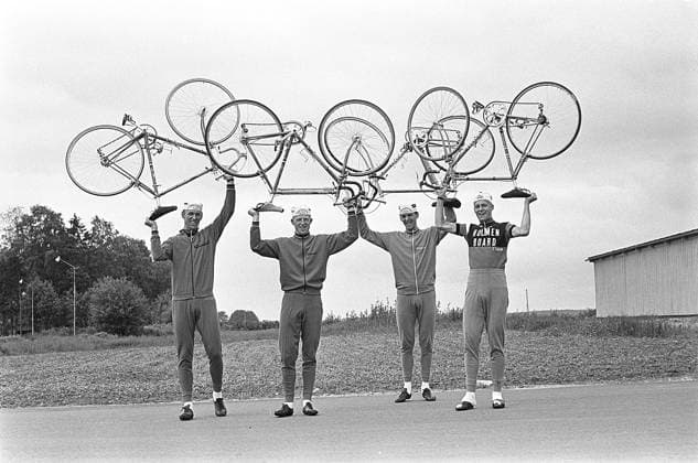 Archivbilder der Woche SPORT KW12 Radfahrer der 1960er Jahre. Die Brüder Faglum waren die schwedischen Radsportler Erik, Gösta, Sture und Tomas Pettersson. Die Brüder gewannen zwischen 1967 und 1969 die Weltmeisterschaften im Mannschaftszeitfahren der Amateure sowie eine Silbermedaille bei den Olympischen Sommerspielen 1968. Sie wurden mit der Goldmedaille des Svenska Dagbladet ausgezeichnet. Schweden 1967 1960s cyclists. The Faglum brothers were Swedish cyclist Erik, Gösta, Sture and Tomas Pettersson. The brothers won the team time trial World Amateur Cycling Championships between 19671969 along with a silver medal at the 1968 Summer Olympics. They were awarded the Svenska Dagbladet Gold Medal. Sweden 1967 Copyright: imageBROKER Sjoberg ibljsj12900020.jpg Bitte beachten Sie die gesetzlichen Bestimmungen des deutschen Urheberrechtes hinsichtlich der Namensnennung des Fotografen im direkten Umfeld der Veröffentlichung Radfahrer der 1960er Jahre. Die Brüder Faglum waren die schwedischen Radsportler Erik, Gösta, Sture und Tomas Pettersson imago images 0807282329
