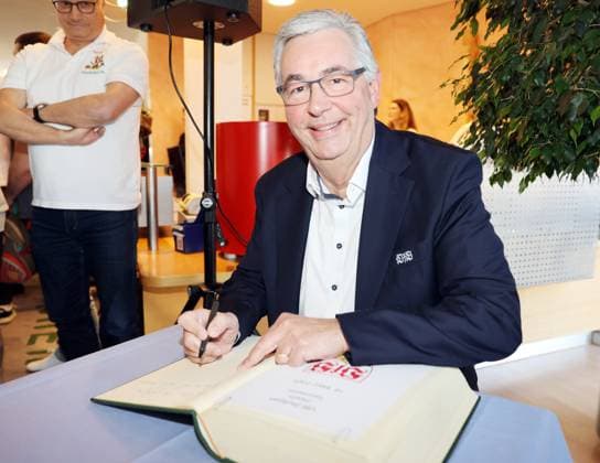 18.03.23 VfB Stuttgart Nachsorgeklinik Tannheim Deutschland, Stuttgart, 18.03.2025, Fussball, Bundesliga, VfB Stuttgart, Besuch Kinder Nachsorgeklinik Tannheim: Dietmar Allgaier (Präsident) Eintrag ins goldene Buch.