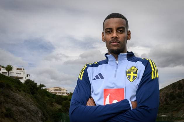 250319 Alexander Isak of the Swedish men s national football team poses for at portrait in the mixed zone after a training session on March 19, 2025 in Marbella. Photo: Carl Sandin BILDBYRAN kod CS CS0695 fotboll football soccer fotball landskamp träning practice training sverige sweden sverige a bbeng porträtt Copyright: CARLxSANDIN BB250319CS023