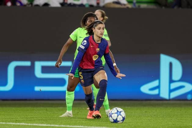 v.li.: Jana Fernandez FC Barcelona, Barca 5) am Ball, Einzelbild, Ganzkörper, Aktion, Action, Spielszene, 19.03.2025, Wolfsburg (Deutschland), Fussball, UEFA Womens Champions League, VfL Wolfsburg - FC Barcelona