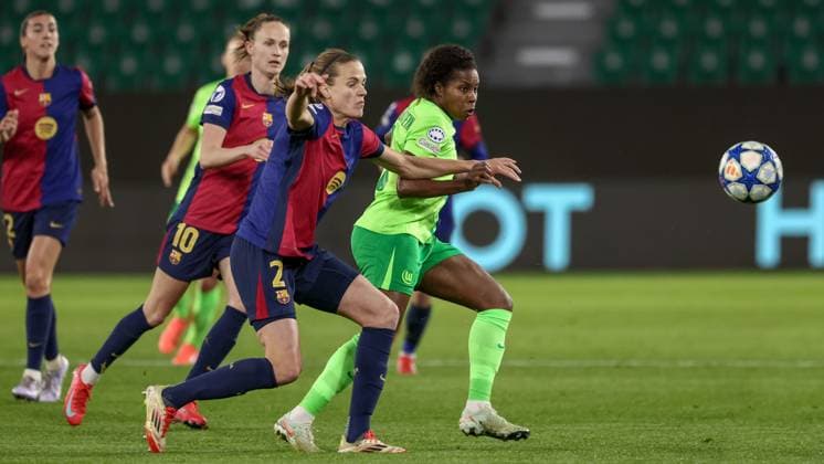 v.li.: Irene Paredes FC Barcelona, Barca 2) und Lineth Beerensteyn (VfL Wolfsburg, 9) im Zweikampf, Duell, Dynamik, Aktion, Action, Spielszene, 19.03.2025, Wolfsburg (Deutschland), Fussball, UEFA Womens Champions League, VfL Wolfsburg - FC Barcelona