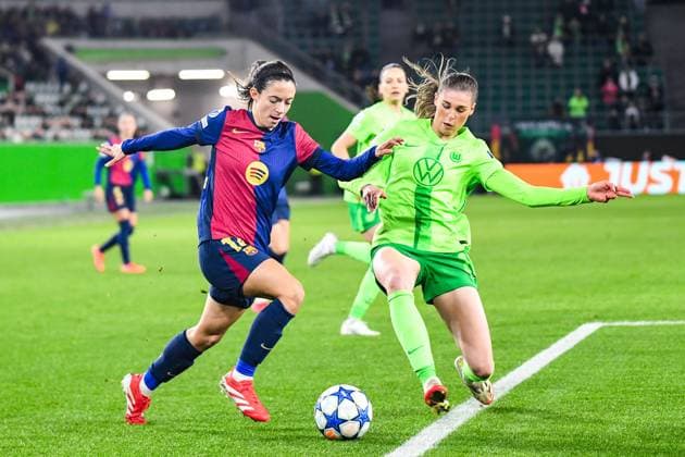 Fußball I Frauen I Saison 2024-2025 I Champions League I Viertelfinale I VfL Wolfsburg - FC Barcelona, Barca I 19.03.2025 Zweikampf Aitana Bonmati (14, FC Barcelona) und Jule Brand (29, VfL Wolfsburg) Wolfsburg Volkswagen Arena Niedersachsen Deutschland Copyright: xLobeca InesxHähnelx