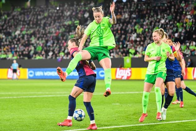 Fußball I Frauen I Saison 2024-2025 I Champions League I Viertelfinale I VfL Wolfsburg - FC Barcelona, Barca I 19.03.2025 Zweikampf Ewa Pajor (17, FC Barcelona) und Lynn Wilms (2, VfL Wolfsburg) Wolfsburg Volkswagen Arena Niedersachsen Deutschland Copyright: xLobeca InesxHähnelx