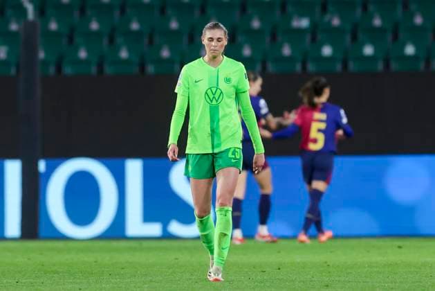 Jule Brand (VfL Wolfsburg) schaut enttaeuscht, UEFA Women s Champions League Quarter Finals First Leg, VfL Wolfsburg and FC Barcelona, Barca Volkswagen-Arena am 19. March 2025 in Wolfsburg, Deutschland. (Foto von Marco Steinbrenner DeFodi Images) Jule Brand (VfL Wolfsburg) looks dejected, UEFA Women s Champions League Quarter Finals First Leg, VfL Wolfsburg and FC Barcelona, Volkswagen-Arena, March 19, 2025 in Wolfsburg, Germany. (Photo by Marco Steinbrenner DeFodi Images)