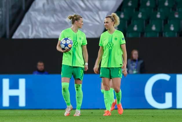Alexandra Popp (VfL Wolfsburg) und Lena Lattwein (VfL Wolfsburg) schauen enttaeuscht, UEFA Women s Champions League Quarter Finals First Leg, VfL Wolfsburg and FC Barcelona, Barca Volkswagen-Arena am 19. March 2025 in Wolfsburg, Deutschland. (Foto von Marco Steinbrenner DeFodi Images) Alexandra Popp (VfL Wolfsburg) und Lena Lattwein (VfL Wolfsburg) look dejected, UEFA Women s Champions League Quarter Finals First Leg, VfL Wolfsburg and FC Barcelona, Volkswagen-Arena, March 19, 2025 in Wolfsburg, Germany. (Photo by Marco Steinbrenner DeFodi Images)