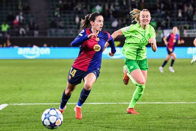 Fußball I Frauen I Saison 2024-2025 I Champions League I Viertelfinale I VfL Wolfsburg - FC Barcelona, Barca I 19.03.2025 Laufduell Aitana Bonmati (14, FC Barcelona) ist für Lena Lattwein (8, VfL Wolfsburg) zu schnell Wolfsburg Volkswagen Arena Niedersachsen Deutschland Copyright: xLobeca InesxHähnelx