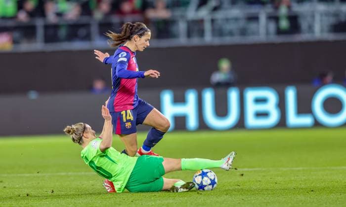 GER, Wolfsburg, VfL Wolfsburg vs FC Barcelona, Barca Women s Champions League, Fussball, UEFA, Spielzeit 2024 2025, Volkswagen Arena, Viertelfinale, im Bild v.l.: Svenja Huth (Vfl Wolfsburg 10), Aitana Bonmati (FC Barcelona 14) DFB DFL REGULATIONS PROHIBIT ANY USE OF PHOTOGRAPHS AS IMAGE SEQUENCES AND OR QUASI-VIDEO, 19.03.2025, Copyright: HMBxMedia HendrikxHamelau