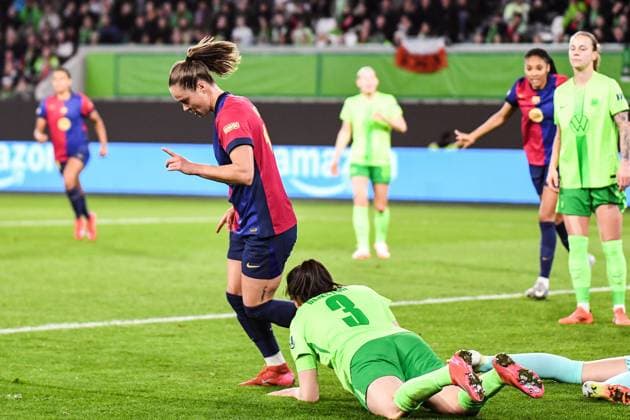 Fußball I Frauen I Saison 2024-2025 I Champions League I Viertelfinale I VfL Wolfsburg - FC Barcelona, Barca I 19.03.2025 Ewa Pajor (17, FC Barcelona) mit bescheidenem Torjubel nach ihrem Tor zum 1:0 aus Sicht der Gäste, Caitlin Dijkstra (3, VfL Wolfsburg) liegt geschlagen am Boden Wolfsburg Volkswagen Arena Niedersachsen Deutschland Copyright: xLobeca InesxHähnelx