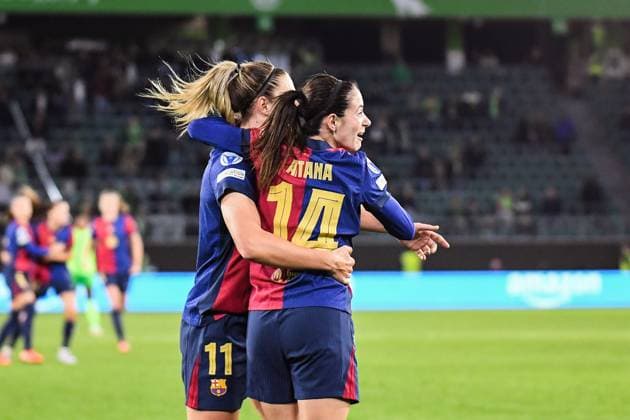 Fußball I Frauen I Saison 2024-2025 I Champions League I Viertelfinale I VfL Wolfsburg - FC Barcelona, Barca I 19.03.2025 Torjubel Alexia Putellas (11, FC Barcelona) und Aitana Bonmati (14, FC Barcelona) nach dem Tor zum 1:0 aus Sicht der Gäste Wolfsburg Volkswagen Arena Niedersachsen Deutschland Copyright: xLobeca InesxHähnelx