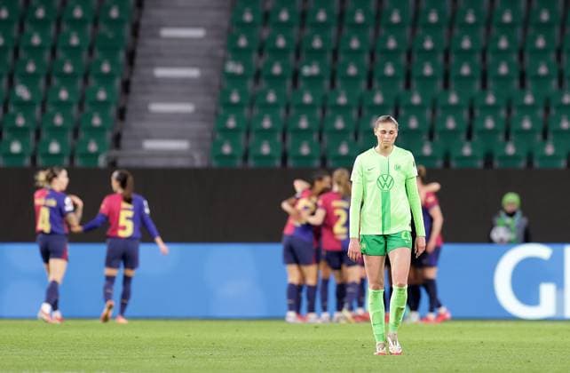 Jule Brand (VfL Wolfsburg) enttaeuscht waehrend Barca das 0-1 feert Fussball, Frauen, Saison 2024 2025, UWCL Viertelfinale, Hinspiel, Volkswagen Arena , VfL Wolfsburg gegen FC Barcelona, Barca DFL REGULATIONS PROHIBIT ANY USE OF PHOTOGRAPHS AS IMAGE SEQUENCES AND OR QUASI-VIDEO.