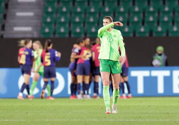 Jule Brand (VfL Wolfsburg) enttaeuscht waehrend Barca das 0-1 feert Fussball, Frauen, Saison 2024 2025, UWCL Viertelfinale, Hinspiel, Volkswagen Arena , VfL Wolfsburg gegen FC Barcelona, Barca DFL REGULATIONS PROHIBIT ANY USE OF PHOTOGRAPHS AS IMAGE SEQUENCES AND OR QUASI-VIDEO.
