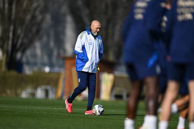 Head coach of Italy Luciano Spalletti looks on during a Italy training session at BPER Training Centre Appiano Gentile on March 19, 2025 in Como, Italy  Copyright: xTizianoxBallabio IPAxSportx xipa-agency.netx xx IPA_55521096 IPA_Agency_IPA55521096