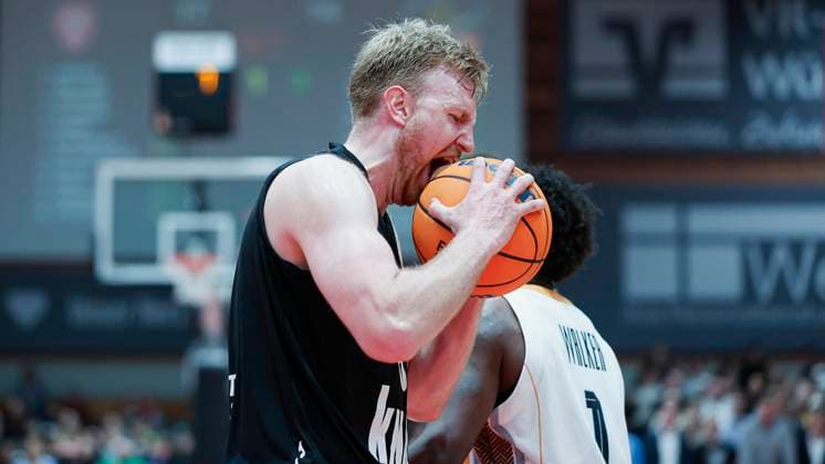 Sport Themen der Woche KW12 Sport Bilder des Tages Im Bild: Maximilian Ugrai (Wuerzburg Baskets, 6), Aufregung 19.03.2025, FIT-One Wuerzburg Baskets vs. Promitheas Patras BC Vikos Cola, Basketball Champions League, Round of 16, 5. Spieltag, Deutschland, Wuerzburg, tectake-Arena, *** In the picture Maximilian Ugrai Wuerzburg Baskets, 6 , Excitement 19 03 2025, FIT One Wuerzburg Baskets vs Promitheas Patras BC Vikos Cola, Basketball Champions League, Round of 16, Matchday 5, Germany, Wuerzburg, tectake Arena, Copyright: HMBxMedia xJulienxBecker