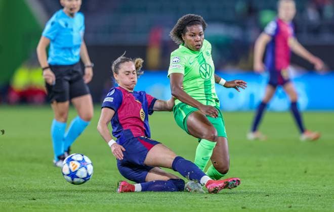 GER, Wolfsburg, VfL Wolfsburg vs FC Barcelona, Barca Women s Champions League, Fussball, UEFA, Spielzeit 2024 2025, Volkswagen Arena, Viertelfinale, im Bild v.l.: Ewa Pajor (FC Barcelona 17), Lineth Beerensteyn (Vfl Wolfsburg 9) DFB DFL REGULATIONS PROHIBIT ANY USE OF PHOTOGRAPHS AS IMAGE SEQUENCES AND OR QUASI-VIDEO, 19.03.2025, Copyright: HMBxMedia HendrikxHamelau