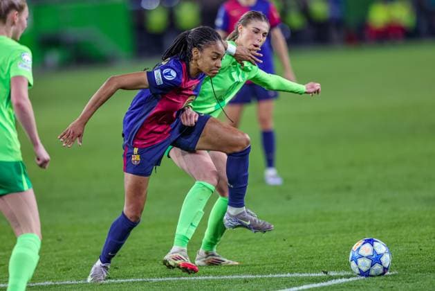 GER, Wolfsburg, VfL Wolfsburg vs FC Barcelona, Barca Women s Champions League, Fussball, UEFA, Spielzeit 2024 2025, Volkswagen Arena, Viertelfinale, im Bild v.l.: Salma Paralluelo (FC Barcelona 7), Jule Brand (Vfl Wolfsburg 29) DFB DFL REGULATIONS PROHIBIT ANY USE OF PHOTOGRAPHS AS IMAGE SEQUENCES AND OR QUASI-VIDEO, 19.03.2025, Copyright: HMBxMedia HendrikxHamelau