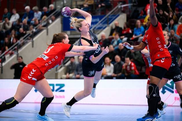 Sport Themen der Woche KW12 Sport Bilder des Tages Handball: Bundesliga Frauen, HB Ludwigsburg - TuS Metzingen v. li. im Zweikampf Guro Nestaker (Ludwigsburg) und Elinore Johansson (Metzingen) Ludwigsburg MHP Arena Baden-Württemberg Deutschland