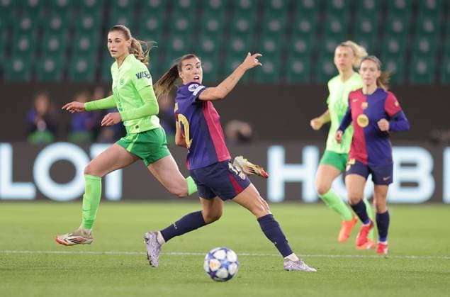 Jule Brand (VfL Wolfsburg), Patri Guijarro FC Barcelona, Barca Fussball, Frauen, Saison 2024 2025, UWCL Viertelfinale, Hinspiel, Volkswagen Arena , VfL Wolfsburg gegen FC Barcelona DFL REGULATIONS PROHIBIT ANY USE OF PHOTOGRAPHS AS IMAGE SEQUENCES AND OR QUASI-VIDEO.