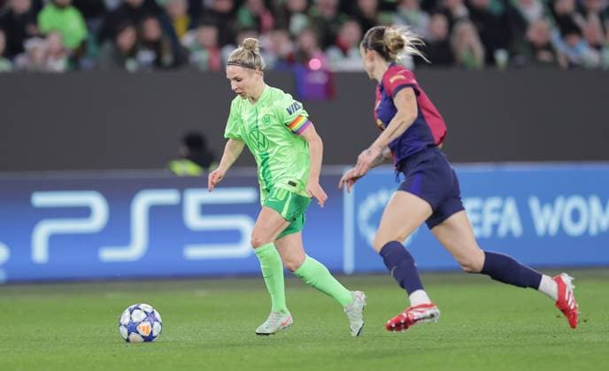 Svenja Huth (VfL Wolfsburg), Maria Leon FC Barcelona, Barca Fussball, Frauen, Saison 2024 2025, UWCL Viertelfinale, Hinspiel, Volkswagen Arena , VfL Wolfsburg gegen FC Barcelona DFL REGULATIONS PROHIBIT ANY USE OF PHOTOGRAPHS AS IMAGE SEQUENCES AND OR QUASI-VIDEO.