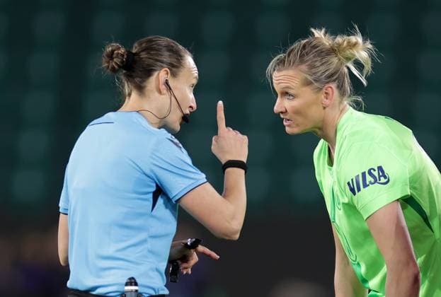 Referee Ivana Projkovska, Alexandra Popp (VfL Wolfsburg) Fussball, Frauen, Saison 2024 2025, UWCL Viertelfinale, Hinspiel, Volkswagen Arena , VfL Wolfsburg gegen FC Barcelona, Barca DFL REGULATIONS PROHIBIT ANY USE OF PHOTOGRAPHS AS IMAGE SEQUENCES AND OR QUASI-VIDEO.