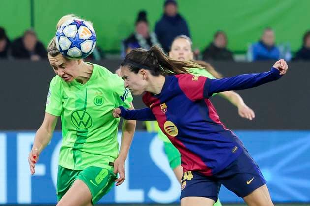 Lena Lattwein (VfL Wolfsburg) und Aitana Bonmati FC Barcelona, Barca kaempfen um den Ball, UEFA Women s Champions League Quarter Finals First Leg, VfL Wolfsburg and FC Barcelona, Volkswagen-Arena am 19. March 2025 in Wolfsburg, Deutschland. (Foto von Marco Steinbrenner DeFodi Images) Lena Lattwein (VfL Wolfsburg) und Aitana Bonmati (FC Barcelona) battle for the ball, UEFA Women s Champions League Quarter Finals First Leg, VfL Wolfsburg and FC Barcelona, Volkswagen-Arena, March 19, 2025 in Wolfsburg, Germany. (Photo by Marco Steinbrenner DeFodi Images)