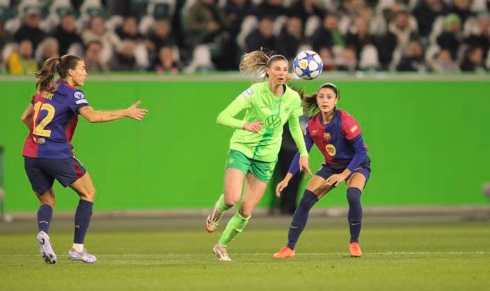 Foto : Jule Brand (Wolfsburg) gegen Jana Fernandez VELASCO (Barcelona) Fussball Championsleague der Frauen Viertelfinale am Mi. 19.03.2025 VfL Wolfsburg - CF Barcelona