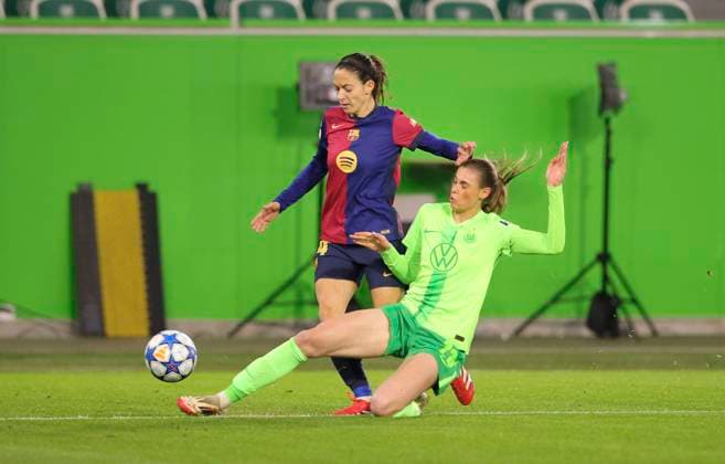 Foto : Jule Brand (Wolfsburg) grätscht gegen Aitana Bonmati CONCA (Barcelona) Fussball Championsleague der Frauen Viertelfinale am Mi. 19.03.2025 VfL Wolfsburg - CF Barcelona