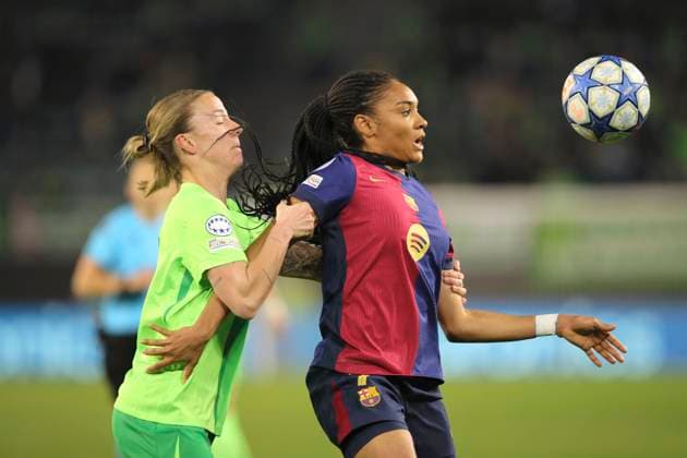 Foto : Lynn WILMS (Wolfsburg) gegen Paralluelo Salma Celeste Paralluelo Ayingono (Barcelona , rechts) Fussball Championsleague der Frauen Viertelfinale am Mi. 19.03.2025 VfL Wolfsburg - CF Barcelona