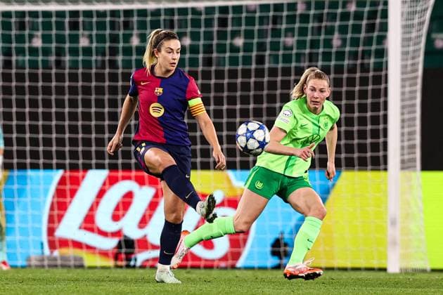 Alexia Putellas FC Barcelona, Barca 11) gegen Sarai Linder (VfL Wolfsburg,39) - Viertelfinale Champions League der Frauen Saison 2024-2025 VfL Wolfsburg vs. FC Barcelona in der Volkswagen Arena in Wolfsburg - Aktion,Fußball,Frau,Frauen,Damen,Deutschland,19.03.2025