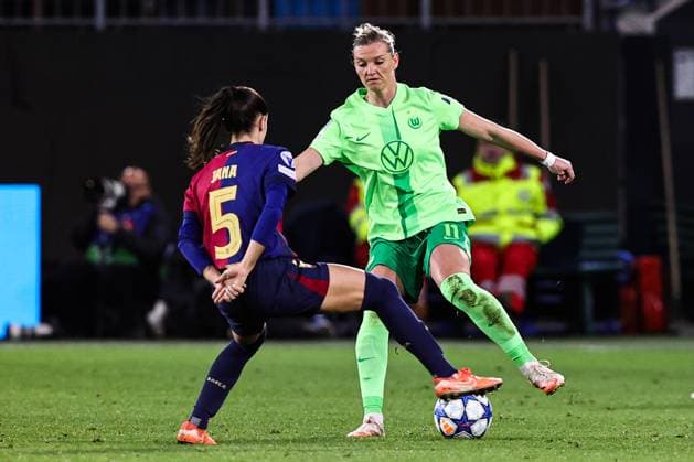 Alexandra Popp (VfL Wolfsburg,11) gegen Jana Fernandez FC Barcelona, Barca 5) - Viertelfinale Champions League der Frauen Saison 2024-2025 VfL Wolfsburg vs. FC Barcelona in der Volkswagen Arena in Wolfsburg - Aktion,Fußball,Frau,Frauen,Damen,Deutschland,19.03.2025