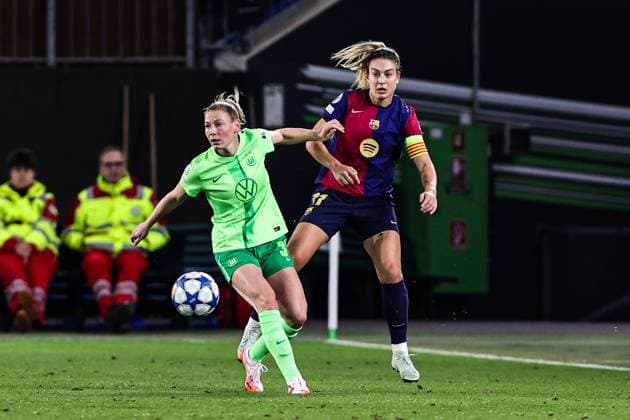 Alexia Putellas FC Barcelona, Barca 11) gegen Sarai Linder (VfL Wolfsburg,39) - Viertelfinale Champions League der Frauen Saison 2024-2025 VfL Wolfsburg vs. FC Barcelona in der Volkswagen Arena in Wolfsburg - Aktion,Fußball,Frau,Frauen,Damen,Deutschland,19.03.2025