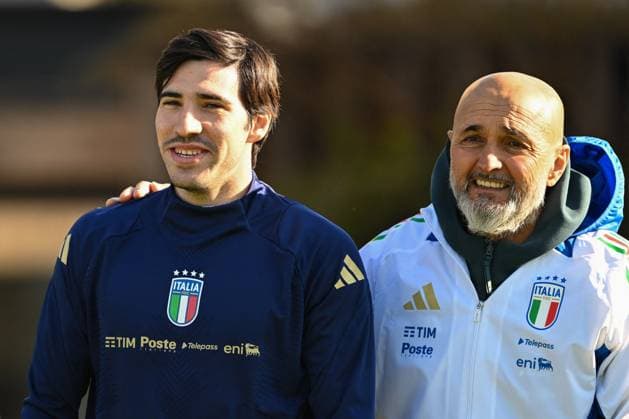 CALCIO - UEFA Nations League - Team Italy - Training Sandro Tonali of Italy and Head coach of Italy Luciano Spalletti during a Italy training session at BPER Training Centre at BPER Training Centre Appiano Gentile on March 19, 2025 in Como, Italy Milan Italy  Copyright: xIPAxSport ABACAx