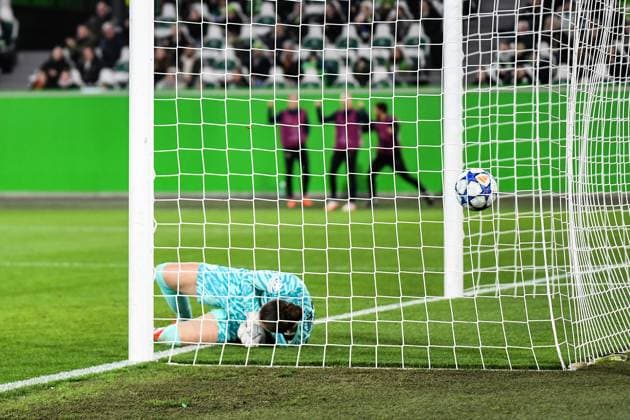 Sport Bilder des Tages Fußball I Frauen I Saison 2024-2025 I Champions League I Viertelfinale I VfL Wolfsburg - FC Barcelona, Barca I 19.03.2025 Zum 3. Mal zappelt der Ball im Wolfsburger Tor, Anneke Borbe (30, VfL Wolfsburg) geschlagen am BNoden Freisteller, Nahaufnahme, Porträt, Portrait, Einzelfoto, Einzelbild, Körper Wolfsburg Volkswagen Arena Niedersachsen Deutschland Copyright: xLobeca InesxHähnelx