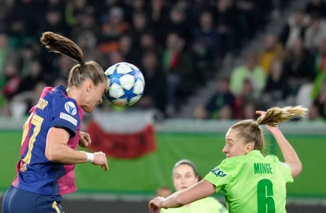 Ewa Pajor FC Barcelona, Barca Frauen, 17) und Janina Minge (VfL Wolfsburg Frauen, 6) GER, VfL Wolfsburg vs. FC Barcelona, Fussball, UEFA Womens Champions League, Viertelfinale Hinspiel, Saison 2024 2025, 19.03.2025 GER, VfL Wolfsburg vs. FC Barcelona, Fussball, UEFA Womens Champions League, Viertelfinale Hinspiel, Saison 2024 2025, 19.03.2025 Wolfsburg Copyright: xEibner-Pressefoto ScottxColemanx EP_SCN