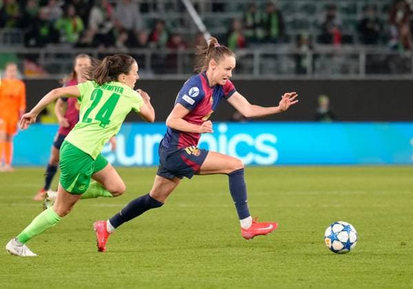 Joelle Wedemeyer (VfL Wolfsburg Frauen, 24) und Caroline Graham Hansen FC Barcelona, Barca Frauen, 10) GER, VfL Wolfsburg vs. FC Barcelona, Fussball, UEFA Womens Champions League, Viertelfinale Hinspiel, Saison 2024 2025, 19.03.2025 GER, VfL Wolfsburg vs. FC Barcelona, Fussball, UEFA Womens Champions League, Viertelfinale Hinspiel, Saison 2024 2025, 19.03.2025 Wolfsburg Copyright: xEibner-Pressefoto ScottxColemanx EP_SCN