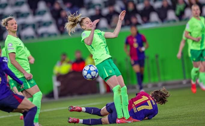 GER, Wolfsburg, VfL Wolfsburg vs FC Barcelona, Barca Women s Champions League, Fussball, UEFA, Spielzeit 2024 2025, Volkswagen Arena, Viertelfinale, im Bild v.l.: Janina Minge (Vfl Wolfsburg 6), Ewa Pajor (FC Barcelona 17) DFB DFL REGULATIONS PROHIBIT ANY USE OF PHOTOGRAPHS AS IMAGE SEQUENCES AND OR QUASI-VIDEO, 19.03.2025, Copyright: HMBxMedia HendrikxHamelau