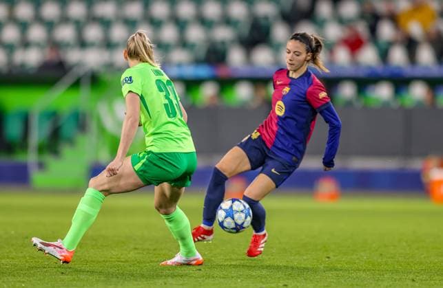GER, Wolfsburg, VfL Wolfsburg vs FC Barcelona, Barca Women s Champions League, Fussball, UEFA, Spielzeit 2024 2025, Volkswagen Arena, Viertelfinale, im Bild v.l.: Sarai Linder (Vfl Wolfsburg 39), Aitana Bonmati (FC Barcelona 14) DFB DFL REGULATIONS PROHIBIT ANY USE OF PHOTOGRAPHS AS IMAGE SEQUENCES AND OR QUASI-VIDEO, 19.03.2025, Copyright: HMBxMedia HendrikxHamelau