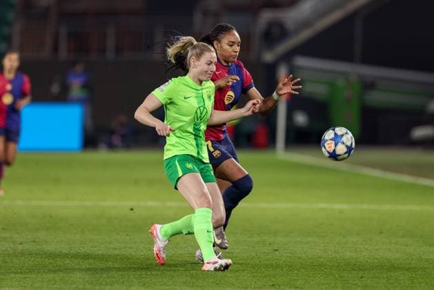 v.li.: Sarai Linder (VfL Wolfsburg, 39) und Salma Paralluelo FC Barcelona, Barca 7) im Zweikampf, Duell, Dynamik, Aktion, Action, Spielszene, 19.03.2025, Wolfsburg (Deutschland), Fussball, UEFA Womens Champions League, VfL Wolfsburg - FC Barcelona