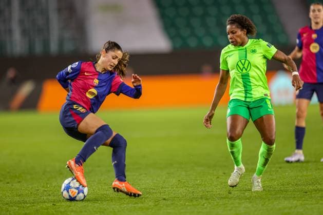 GER, Wolfsburg, VfL Wolfsburg vs FC Barcelona, Barca Women s Champions League, Fussball, UEFA, Spielzeit 2024 2025, Volkswagen Arena, Viertelfinale, im Bild v.l.: Jana Fernà ndez (FC Barcelona 5), Lineth Beerensteyn (Vfl Wolfsburg 9) DFB DFL REGULATIONS PROHIBIT ANY USE OF PHOTOGRAPHS AS IMAGE SEQUENCES AND OR QUASI-VIDEO, 19.03.2025, Copyright: HMBxMedia HendrikxHamelau