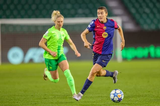 GER, Wolfsburg, VfL Wolfsburg vs FC Barcelona, Barca Women s Champions League, Fussball, UEFA, Spielzeit 2024 2025, Volkswagen Arena, Viertelfinale, im Bild v.l.: Rebecka Blomqvist (Vfl Wolfsburg 21), Patri Guijarro (FC Barcelona 12) DFB DFL REGULATIONS PROHIBIT ANY USE OF PHOTOGRAPHS AS IMAGE SEQUENCES AND OR QUASI-VIDEO, 19.03.2025, Copyright: HMBxMedia HendrikxHamelau