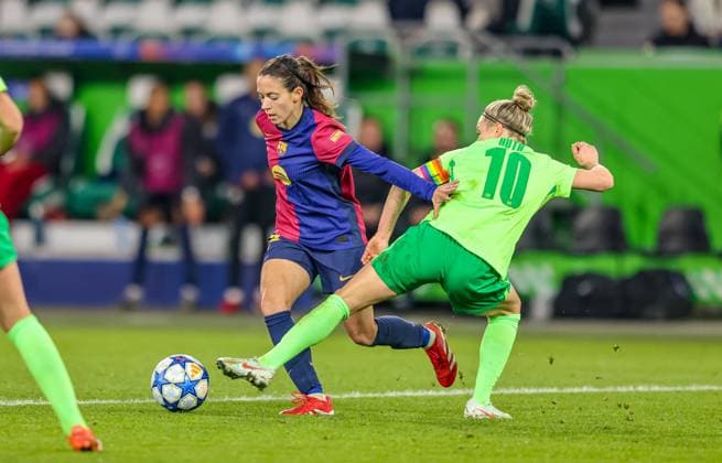 GER, Wolfsburg, VfL Wolfsburg vs FC Barcelona, Barca Women s Champions League, Fussball, UEFA, Spielzeit 2024 2025, Volkswagen Arena, Viertelfinale, im Bild v.l.: Aitana Bonmati (FC Barcelona 14), Svenja Huth (Vfl Wolfsburg 10) DFB DFL REGULATIONS PROHIBIT ANY USE OF PHOTOGRAPHS AS IMAGE SEQUENCES AND OR QUASI-VIDEO, 19.03.2025, Copyright: HMBxMedia HendrikxHamelau