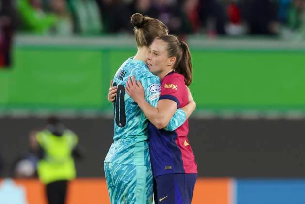 Torhueterin Anneke Borbe (VfL Wolfsburg) und Ewa Pajor FC Barcelona, Barca umarmen sich, UEFA Women s Champions League Quarter Finals First Leg, VfL Wolfsburg and FC Barcelona, Volkswagen-Arena am 19. March 2025 in Wolfsburg, Deutschland. (Foto von Marco Steinbrenner DeFodi Images) Torhueterin Anneke Borbe (VfL Wolfsburg) und Ewa Pajor (FC Barcelona) hugh each other, UEFA Women s Champions League Quarter Finals First Leg, VfL Wolfsburg and FC Barcelona, Volkswagen-Arena, March 19, 2025 in Wolfsburg, Germany. (Photo by Marco Steinbrenner DeFodi Images)