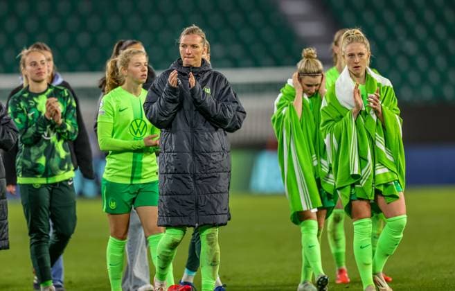 GER, Wolfsburg, VfL Wolfsburg vs FC Barcelona, Barca Women s Champions League, Fussball, UEFA, Spielzeit 2024 2025, Volkswagen Arena, Viertelfinale, im Bild: enttäuschte Spielerinnen des Vfl Wolfsburg nach der Niederlage gegen den FC Barcelona DFB DFL REGULATIONS PROHIBIT ANY USE OF PHOTOGRAPHS AS IMAGE SEQUENCES AND OR QUASI-VIDEO, 19.03.2025, Copyright: HMBxMedia HendrikxHamelau